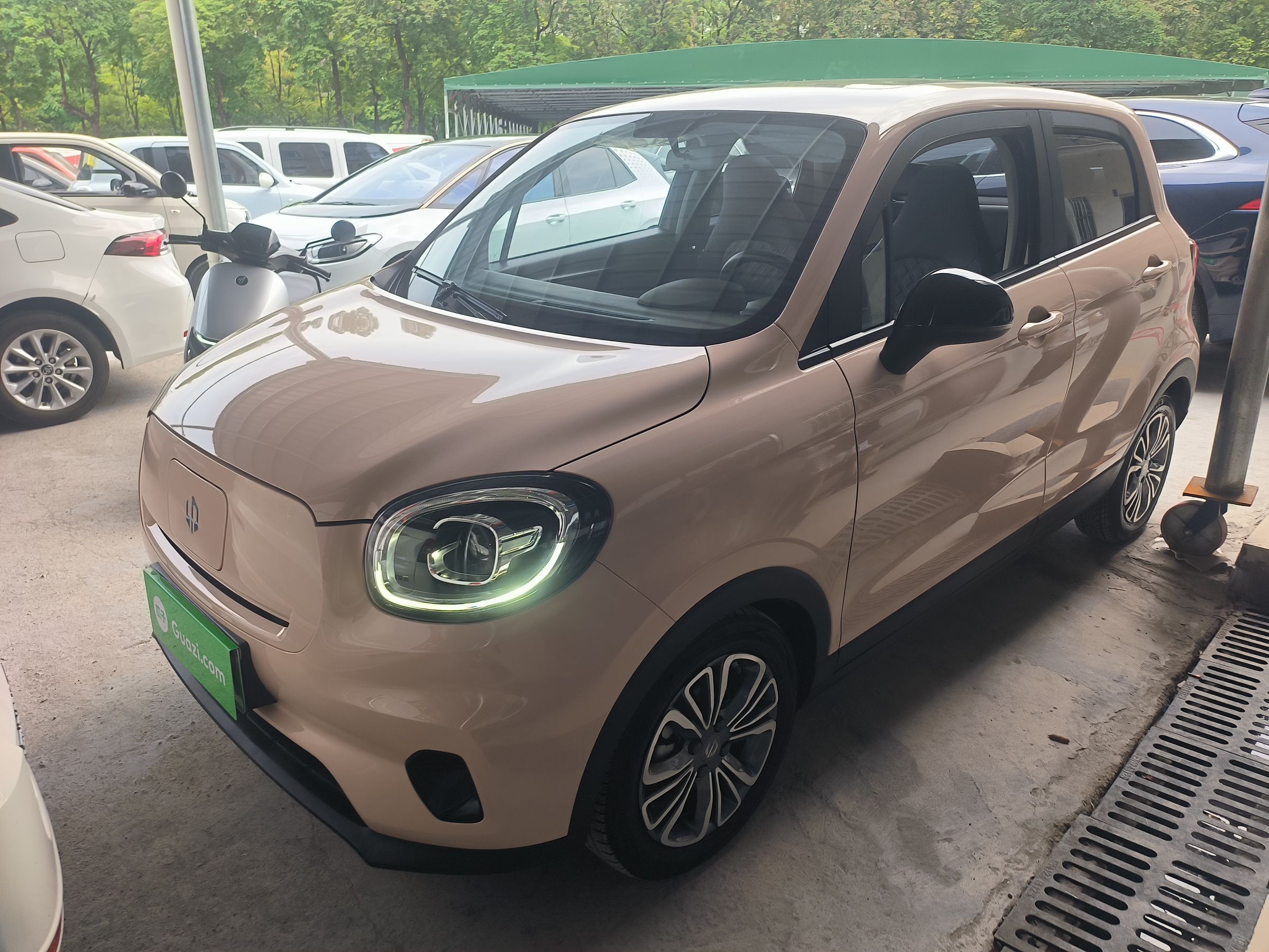 Под передней частью автомобиля