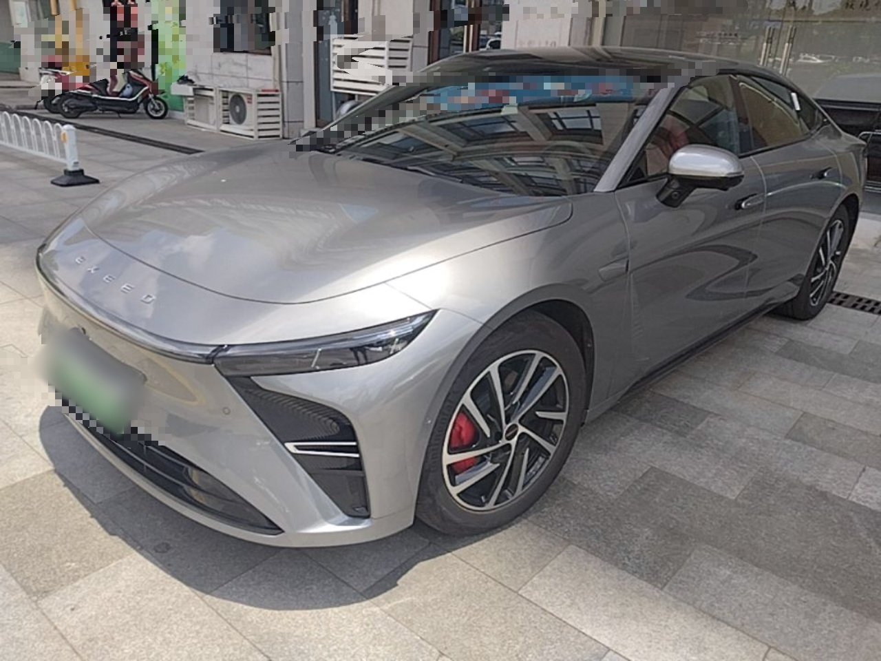 Unter der Vorderseite des Autos