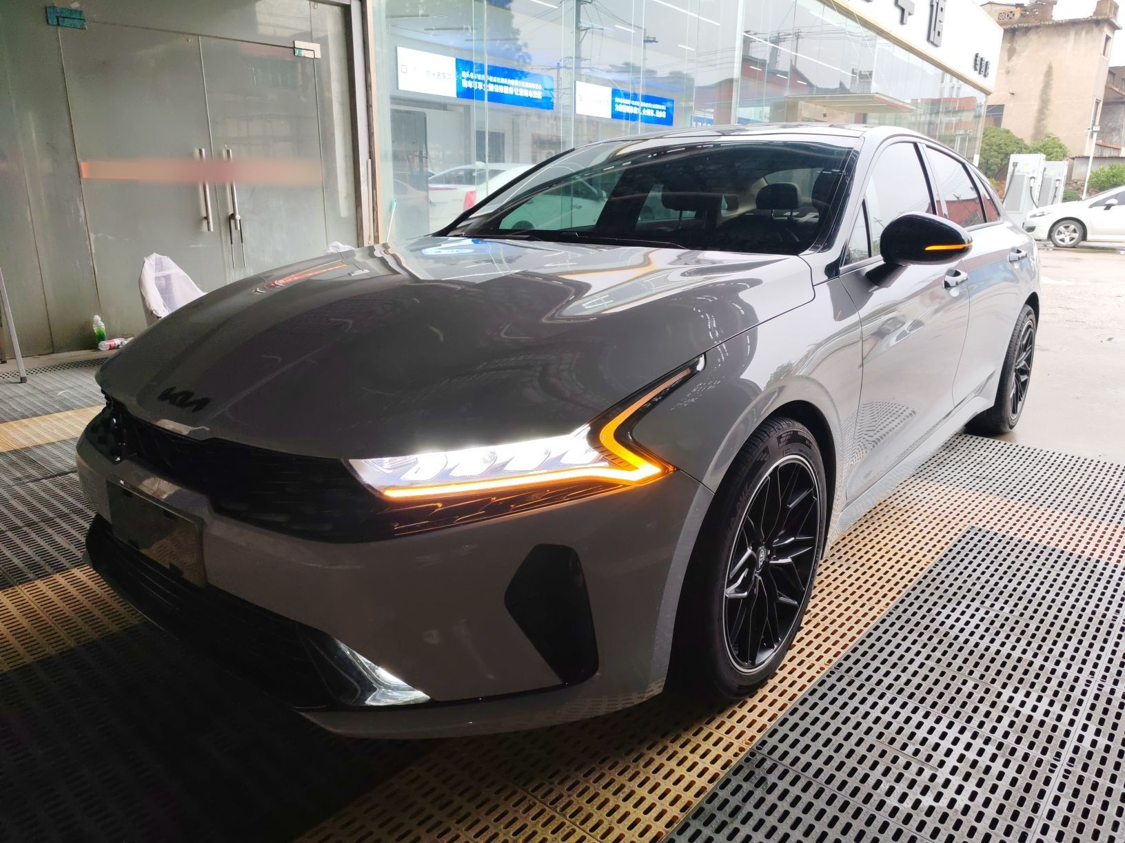 Под передней частью автомобиля