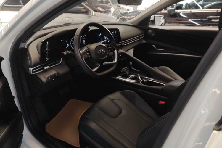 Used Hyundai Elantra 2022 1.5L CVT LUX Prestige Edition
