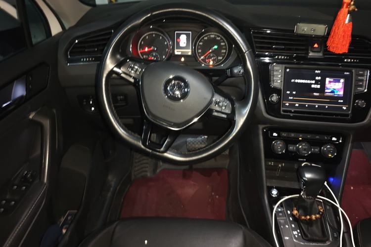 Used Volkswagen Tiguan L 2017 330TSI Automatic Two-Wheel Drive Luxury Edition Steering Wheel