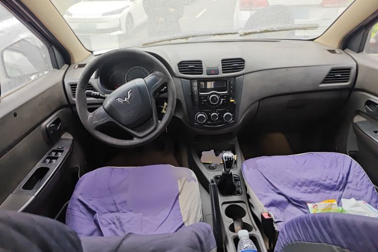 Used Wuling Hongguang 2014 1.5L S Standard Version Center Console