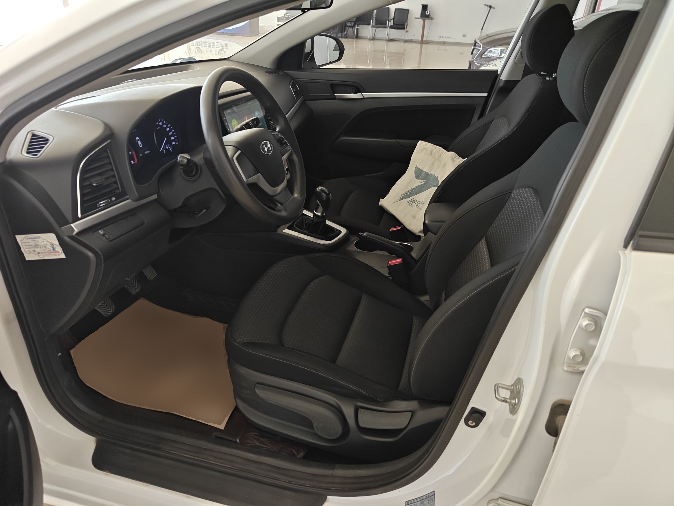 Переднее сиденье в автомобиле