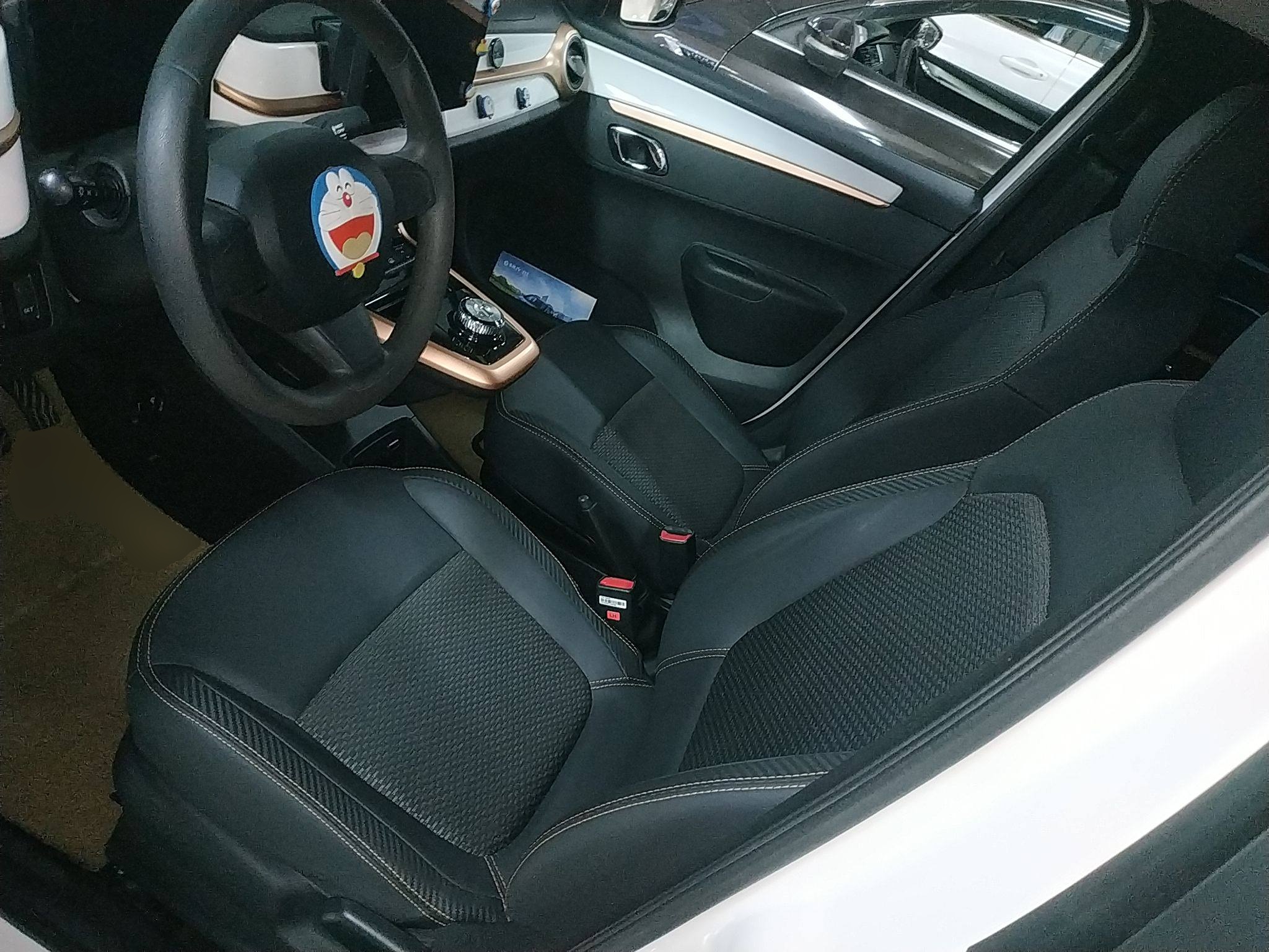 Заднее сиденье в автомобиле