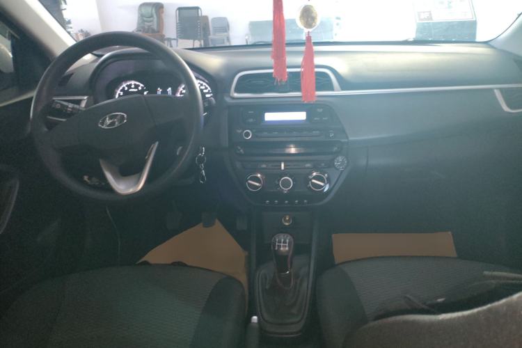 Used Hyundai Verna (older generation) 2020 1.4L Manual GL Refreshed Edition Center Console
