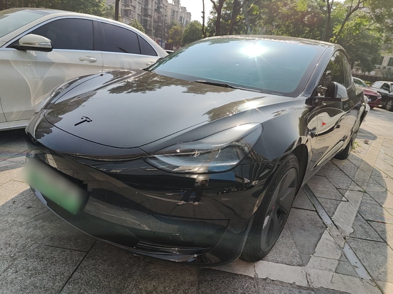 Под передней частью автомобиля