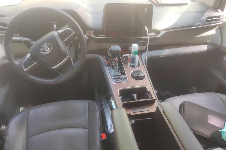 Used Toyota SIENNA 2023 2.5L Hybrid Comfort Edition Center Console