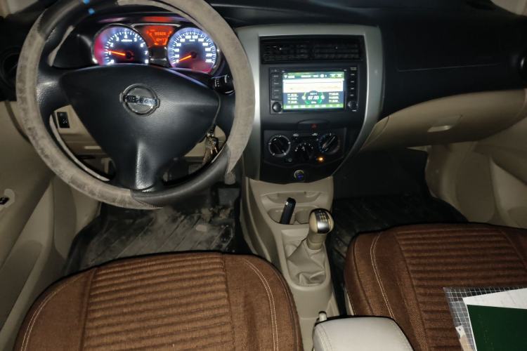 Used Nissan Livina 2013 1.6XE Manual Comfort Edition Center Console