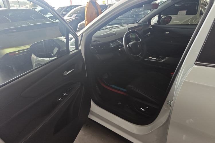 Used Livan Livan 7 2024 605 km Glory Edition