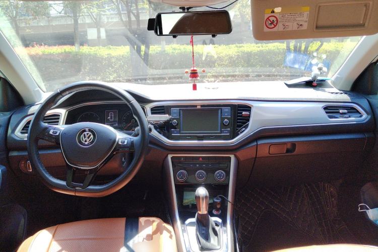 Used Volkswagen T-ROC 2019 230TSI DSG Two-Wheel-Drive Advanced Version China VI Standard Center Console