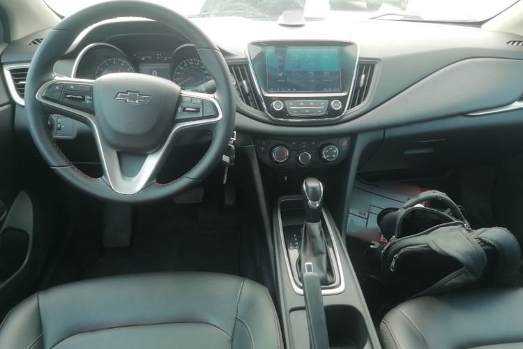 Used Chevrolet Monza 2020 Light Hybrid Redline 320T Dual-Clutch Joyful Edition Center Console