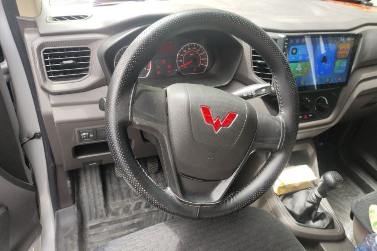 Used Wuling Hongguang V 2022 1.5L Jingqu Edition Enclosed-Window Vehicle with Electric Power Steering LAR Steering Wheel