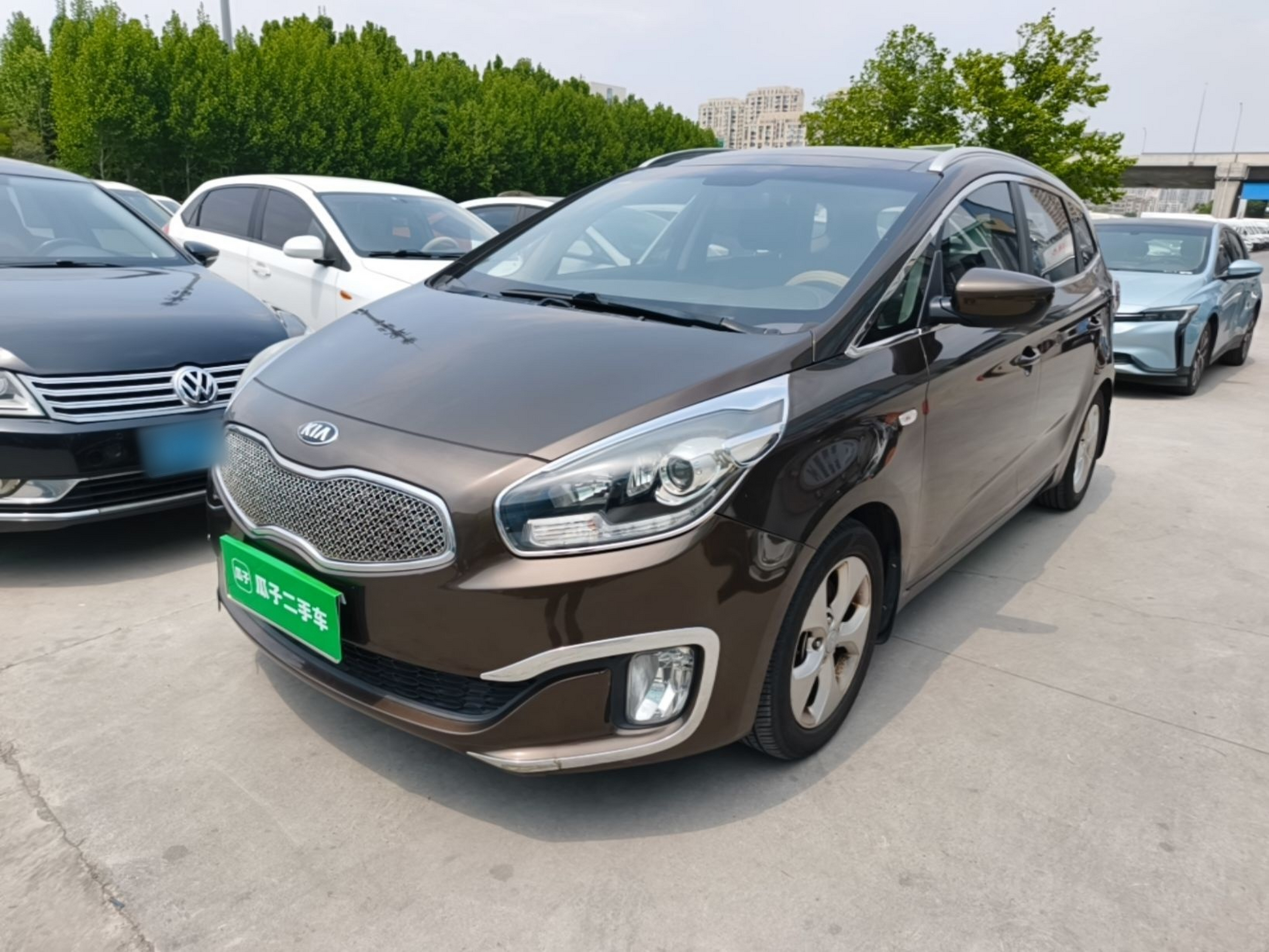 Под передней частью автомобиля