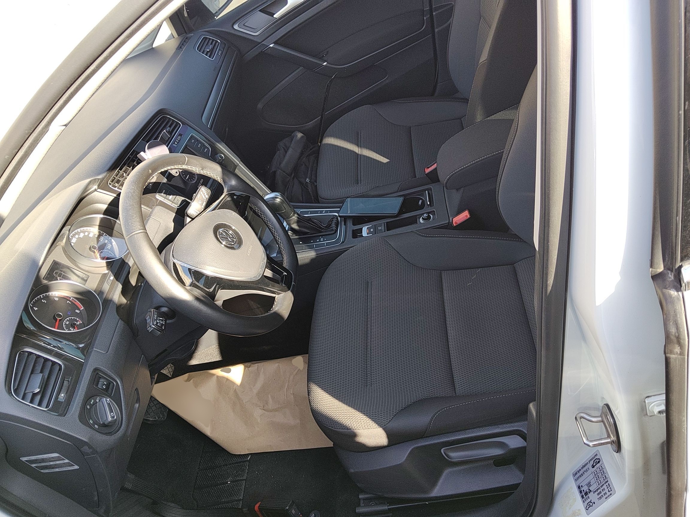 Переднее сиденье в автомобиле