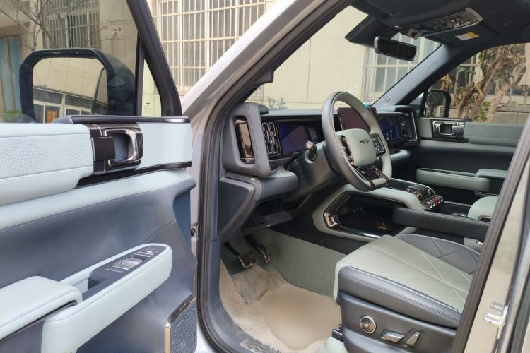 Used Formula Leopard 5 2023 Navigator Edition
