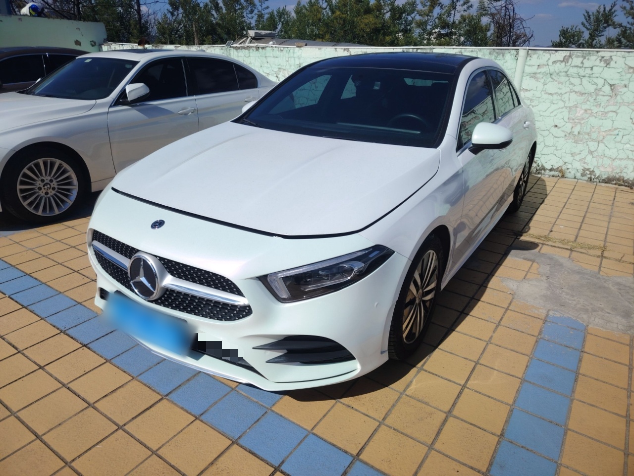 Под передней частью автомобиля