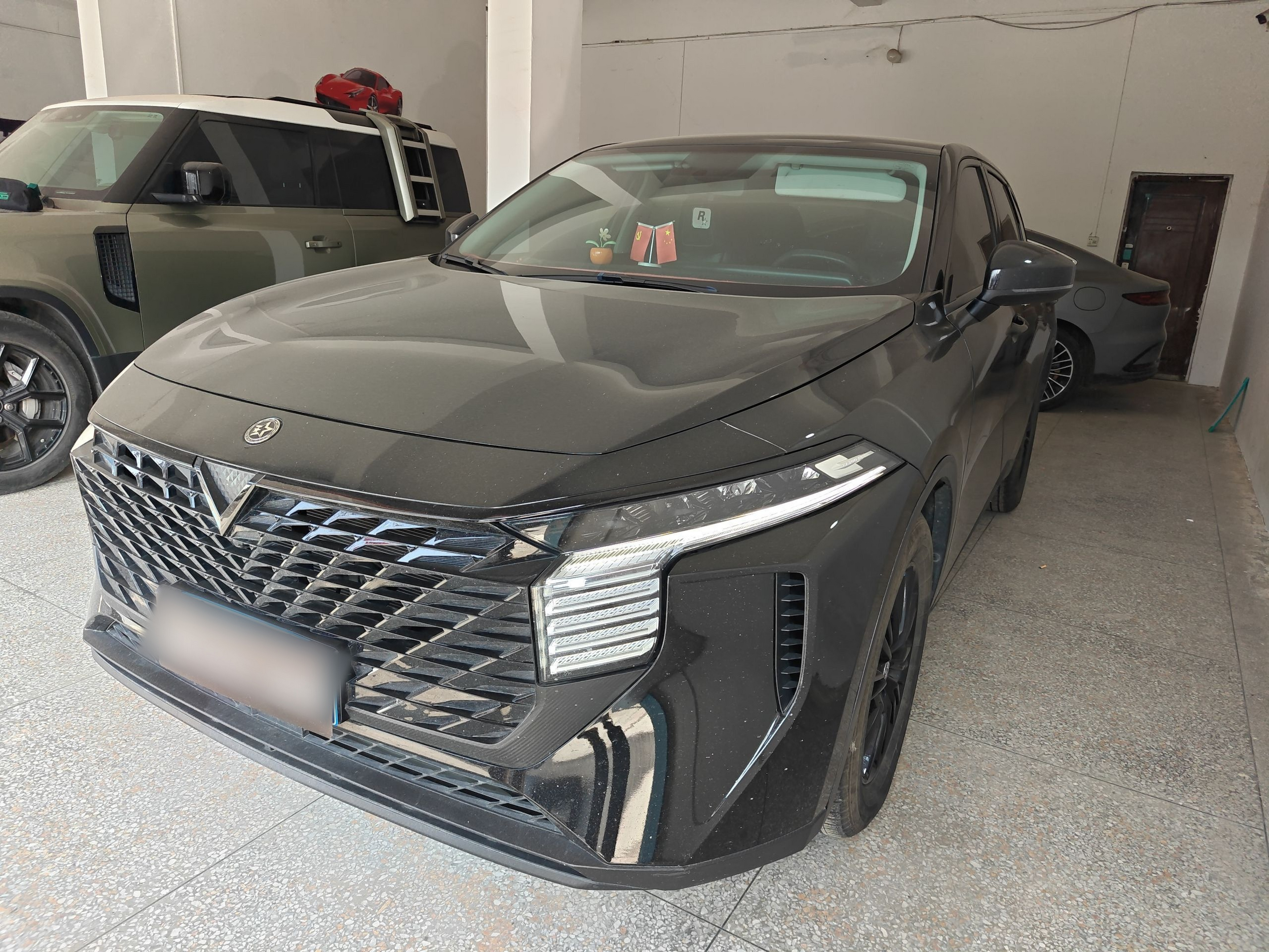 تحت مقدمة السيارة