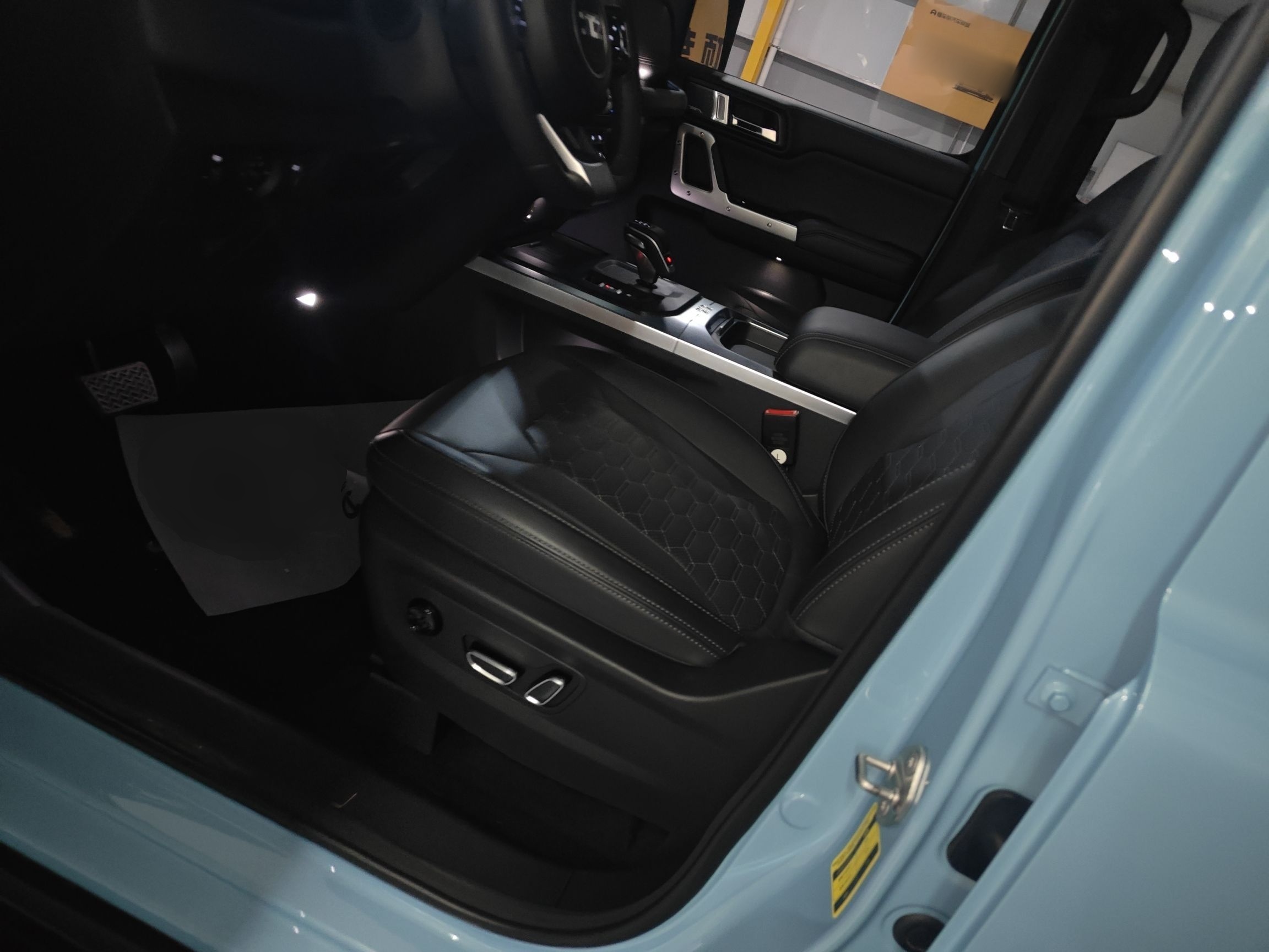 المقاعد الأمامية داخل السيارة