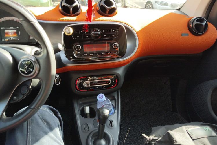Used smart fortwo 2015 1.0L 52 kW Hardtop Passion Edition Center Console