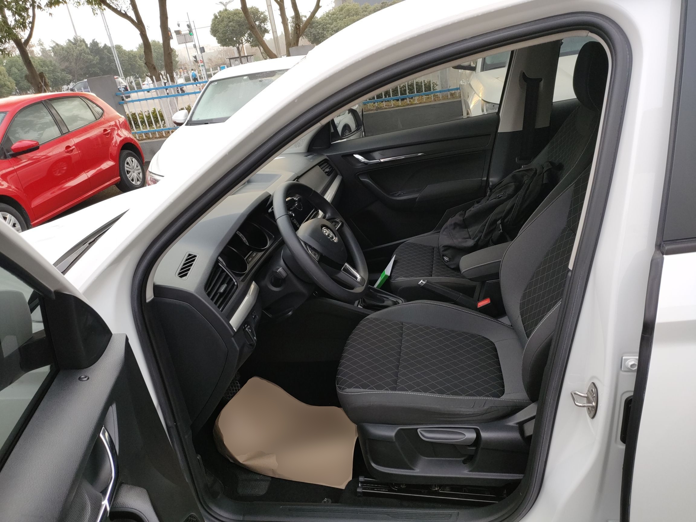 Переднее сиденье в автомобиле