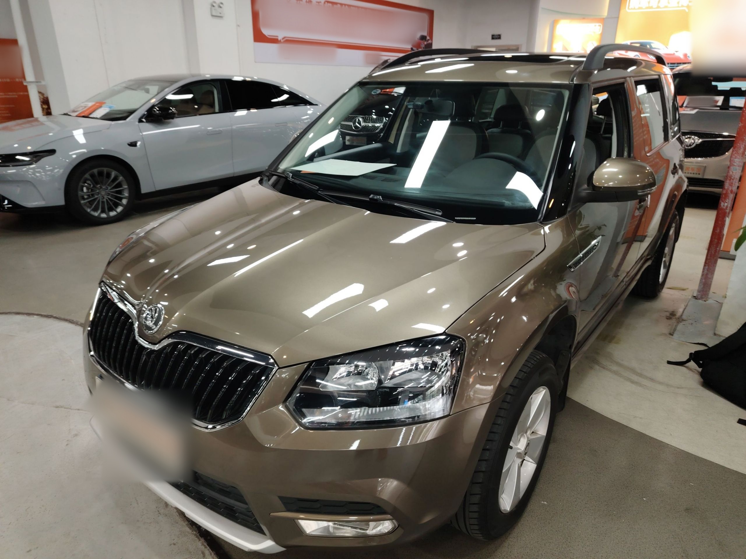 تحت مقدمة السيارة