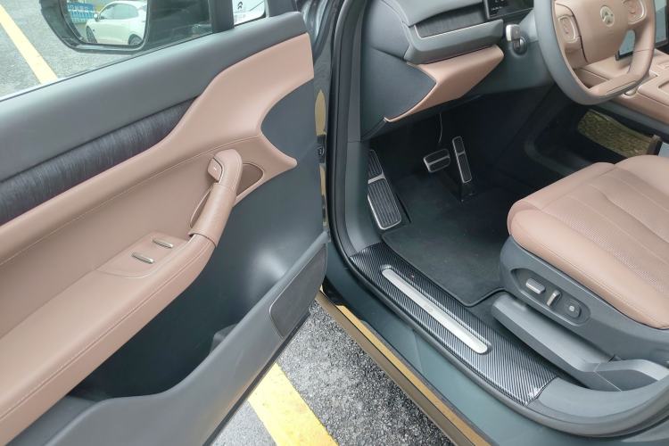 Used Nio ES8 2023 75 kWh Executive Edition Driver Seat