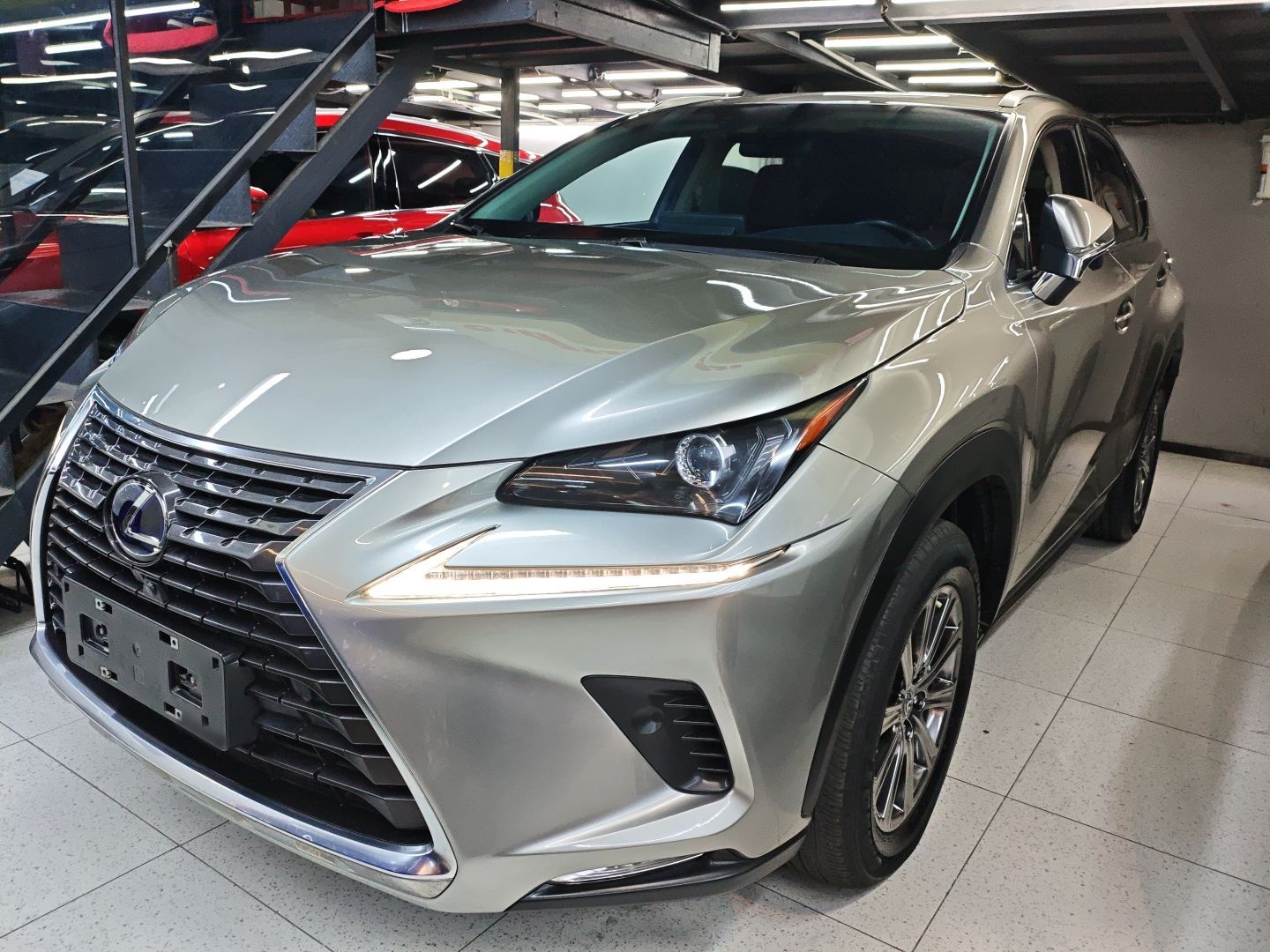 تحت مقدمة السيارة