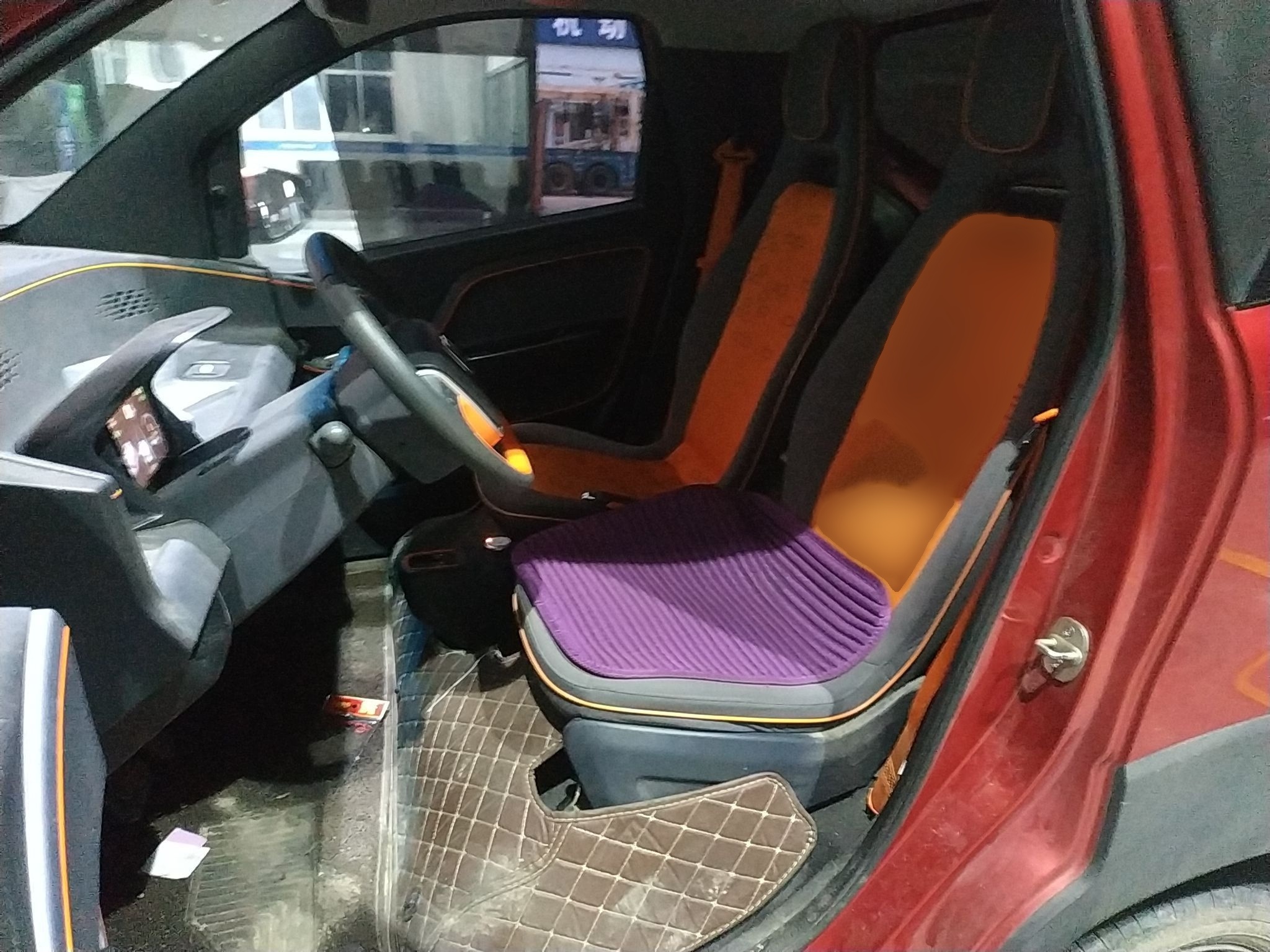 المقاعد الأمامية داخل السيارة