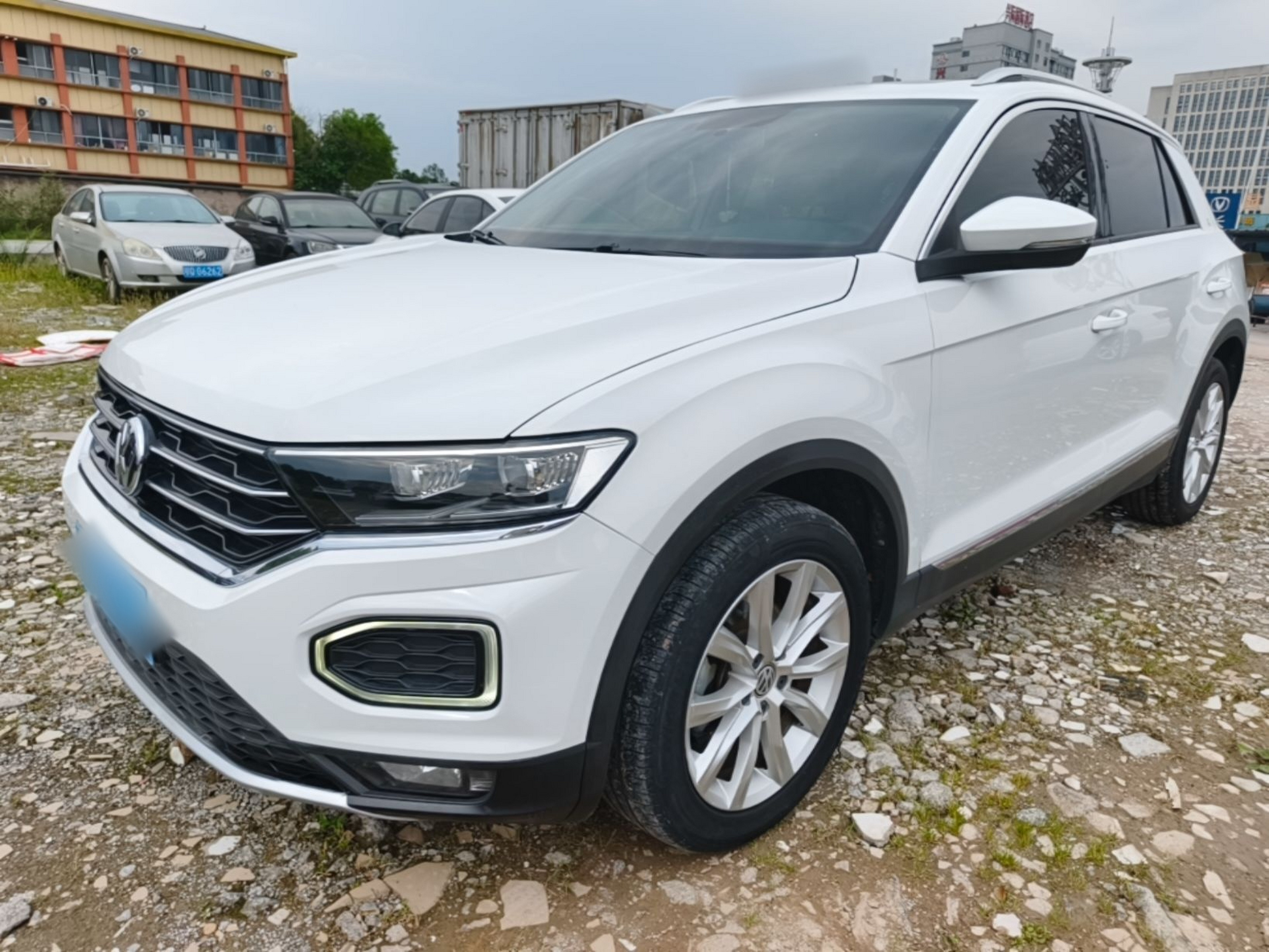 Под передней частью автомобиля
