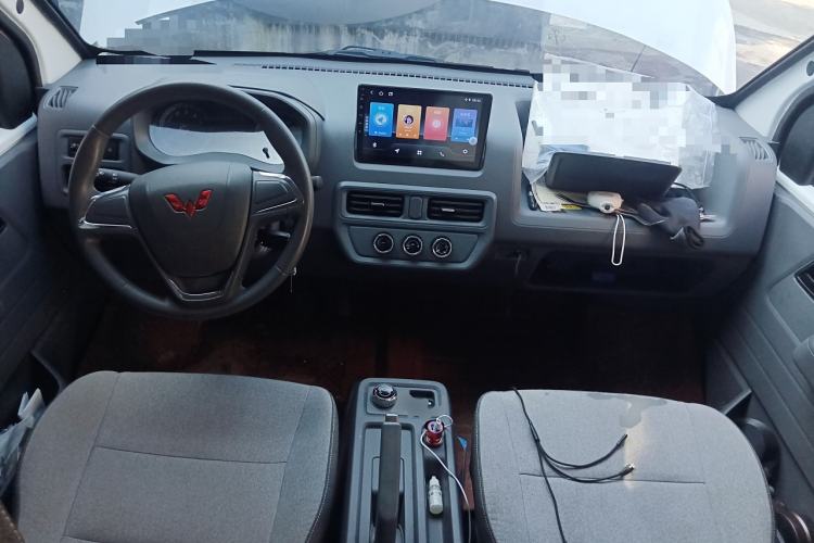 Used Wuling Yangguang 2024 300KM Comfort Version Passenger Van 75kW