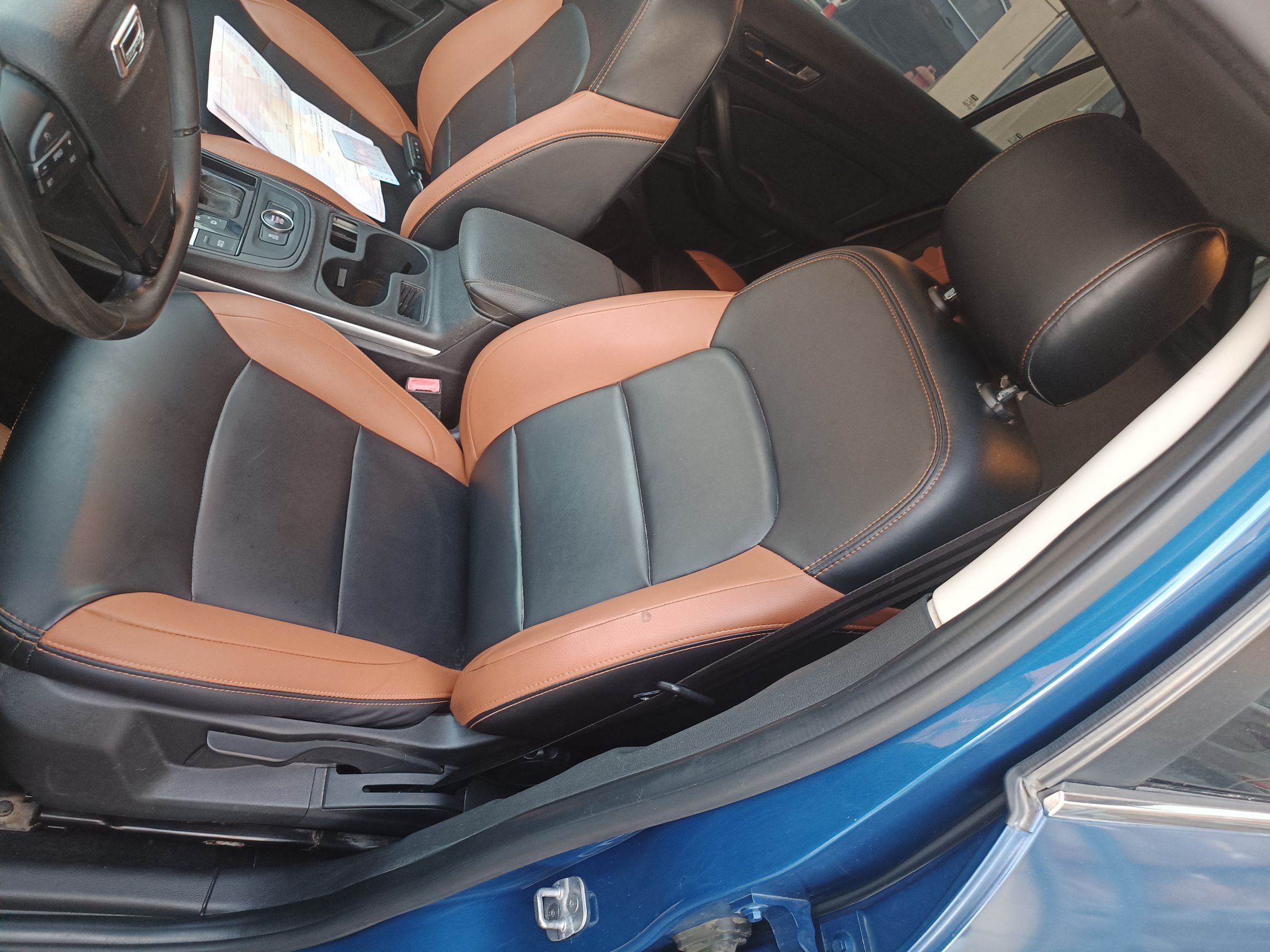 المقاعد الأمامية داخل السيارة