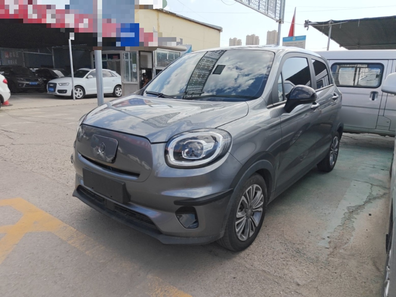 Под передней частью автомобиля