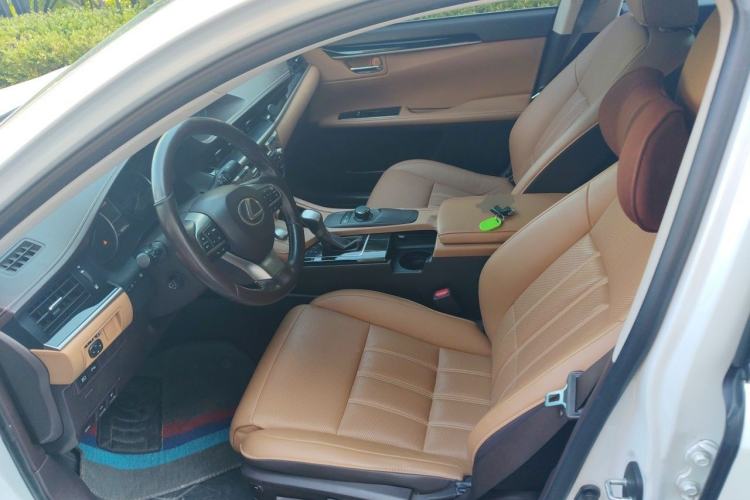 Used Lexus ES 2015 300h Comfort Edition
