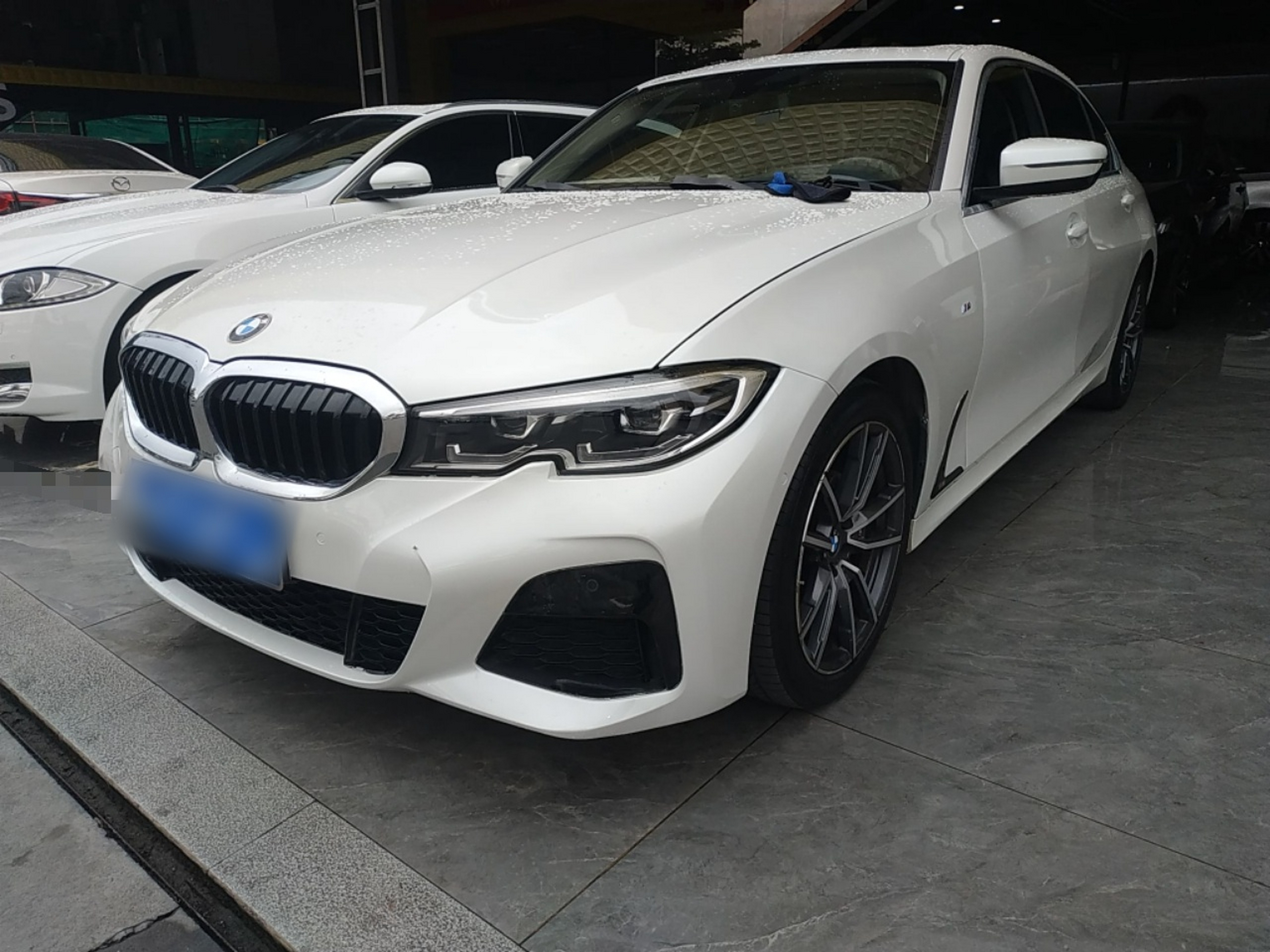 تحت مقدمة السيارة