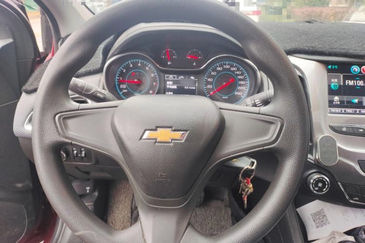 Used Chevrolet Cruze 2018 320 Automatic Pioneer Sunroof Edition Steering Wheel