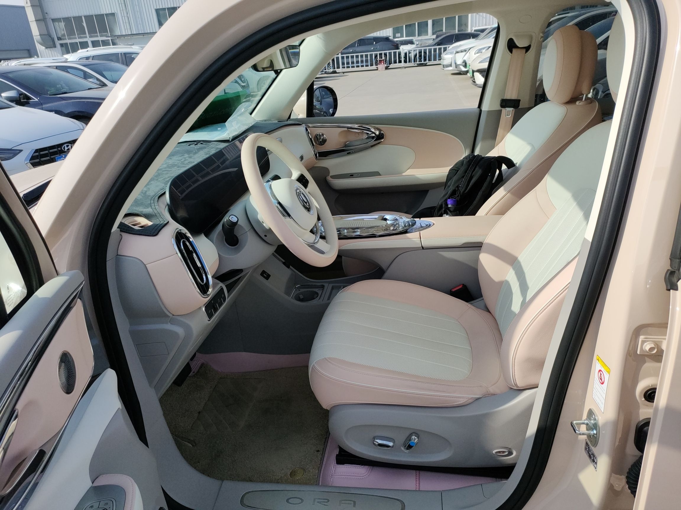 المقاعد الأمامية داخل السيارة