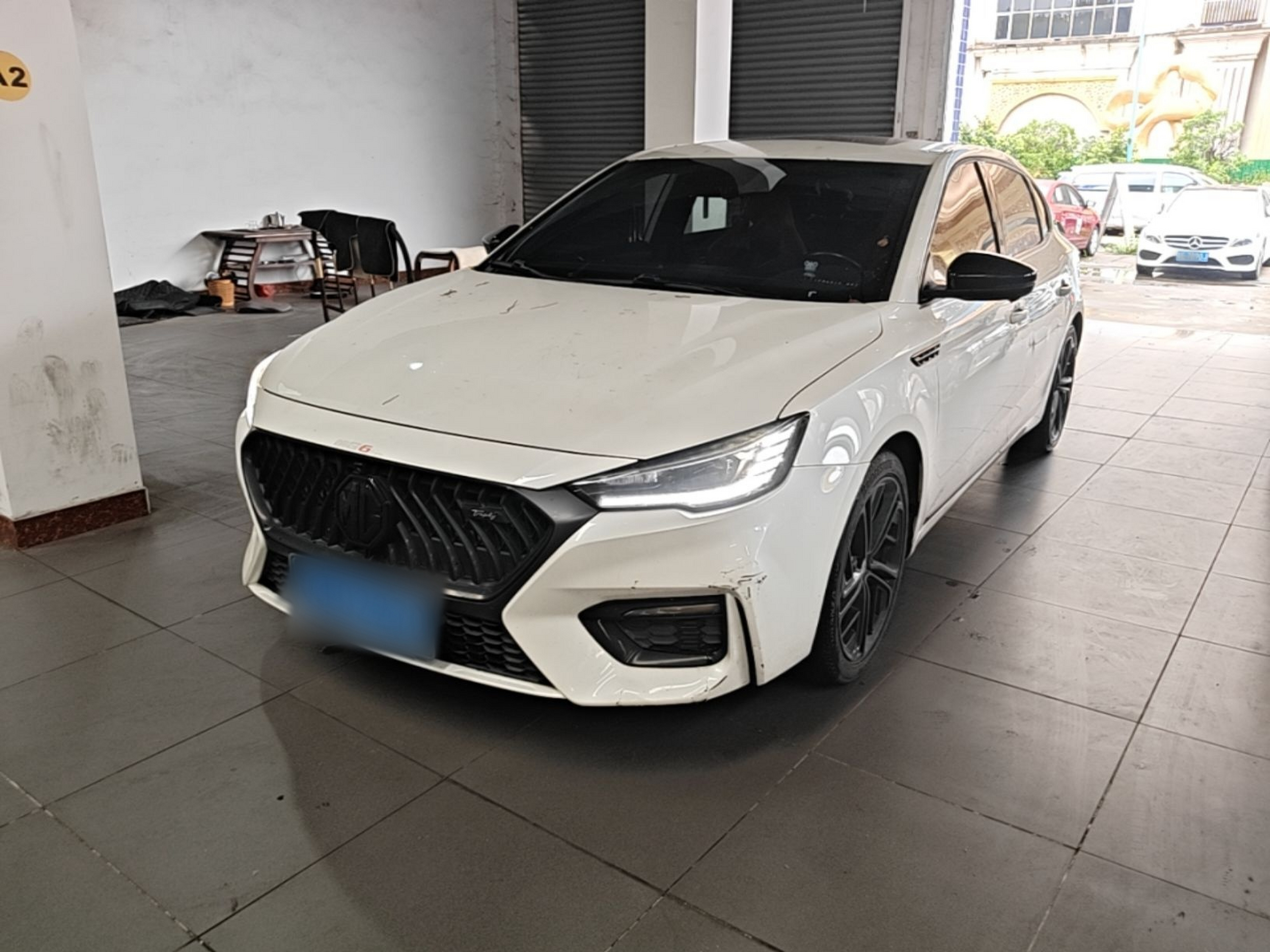 Под передней частью автомобиля