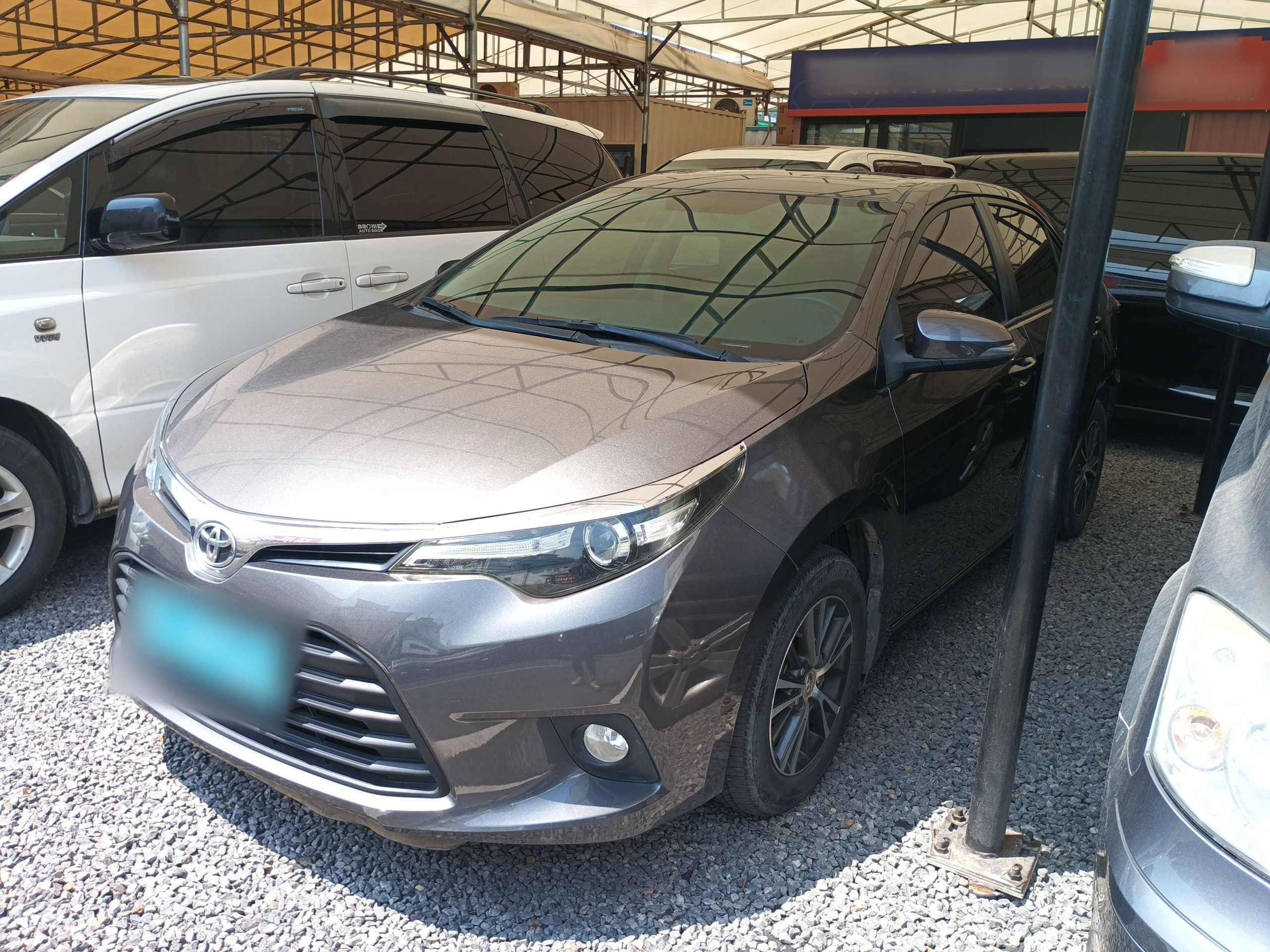 Под передней частью автомобиля