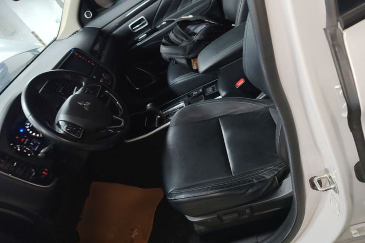 Used Mitsubishi Outlander 2019 2.0L Two-Wheel Drive Comfort Edition 7-Seater China VI Standard Left Front Seat