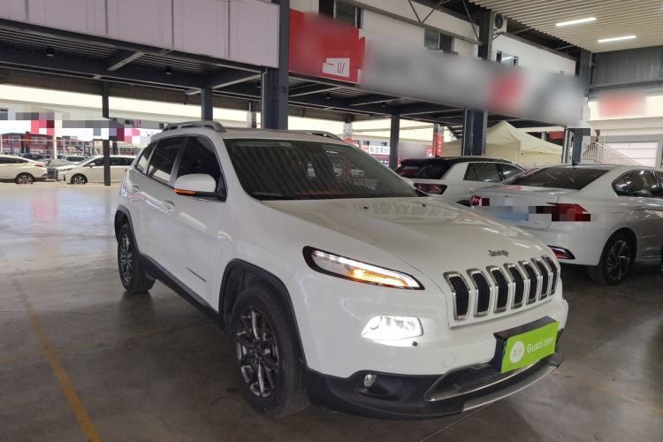 Used Jeep Cherokee 2020 2.0L Two-Wheel Drive Classic Sports Edition Front Right 45 Deg