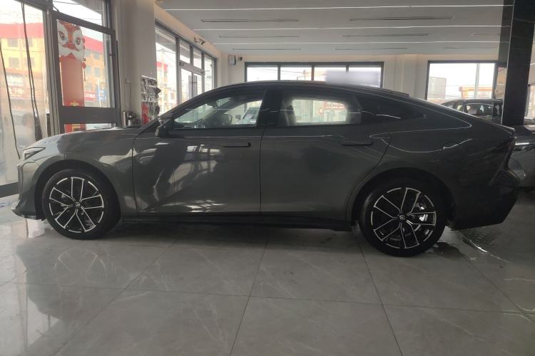 Used Changan UNI-V iDD 2024 Blue Whale Smart Electric iDD 136km ZhiKu Model
