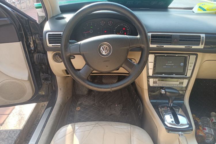 Used Volkswagen Passat 2009 2.0L MFI Automatic Luxury Edition Steering Wheel