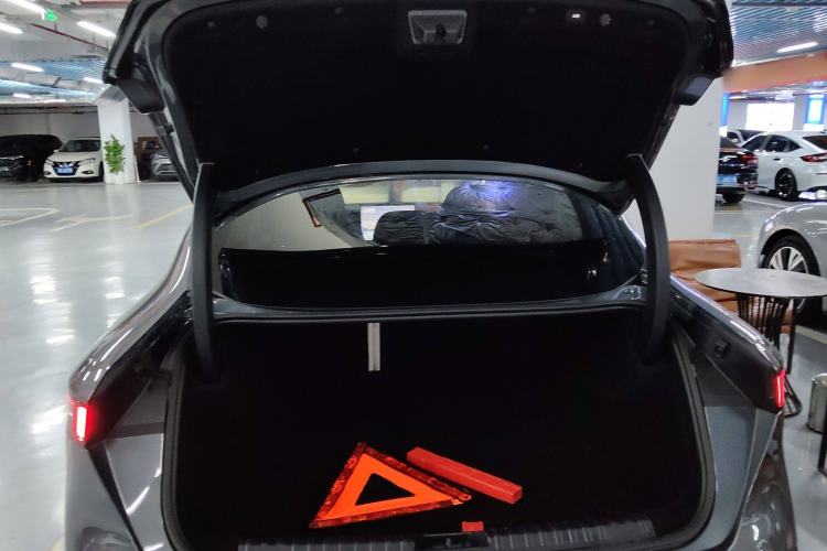 Used Lynk & Co 07 2024 EM-P 126 Long-Range Halo Trunk