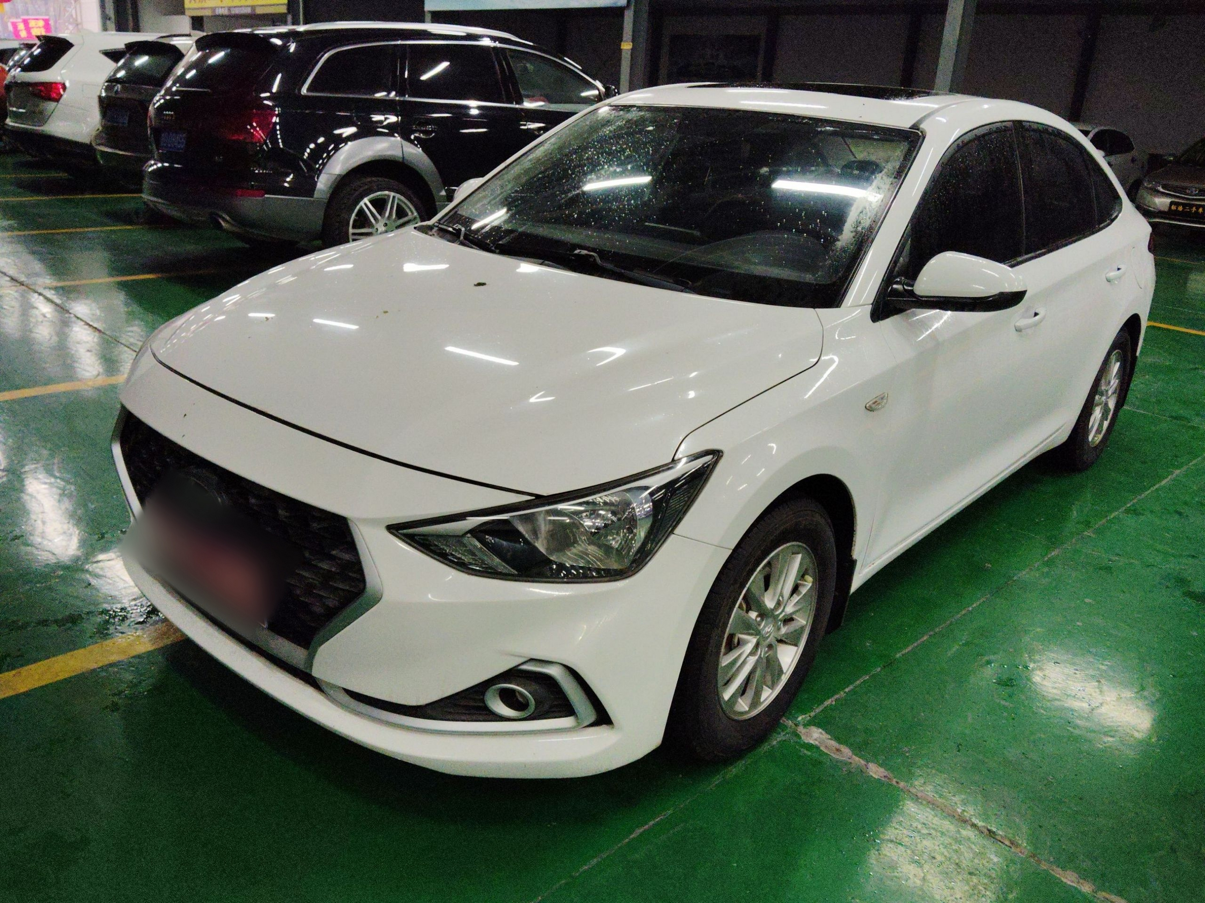 Под передней частью автомобиля