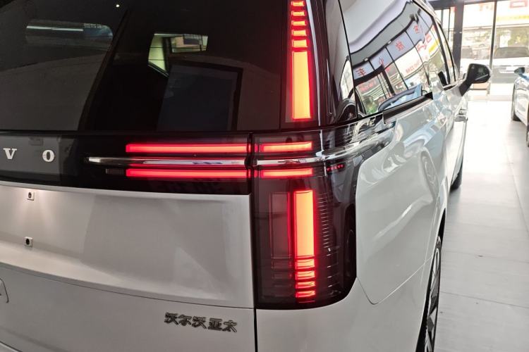 Used Volvo EM90 2025 Ultra Six-Seater
