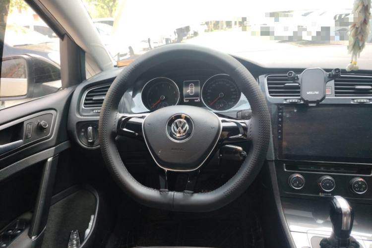 Used Volkswagen Golf 2017 1.6L Automatic Comfort Million-Vehicle Anniversary Edition Steering Wheel