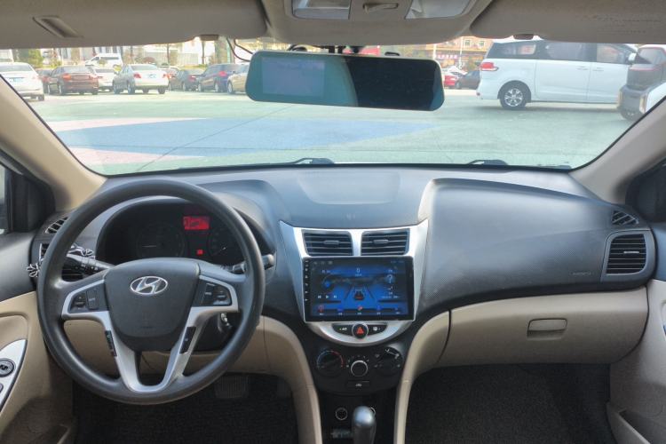 Used Hyundai Verna (older generation) 2014 1.4L Automatic Smart GLS Center Console