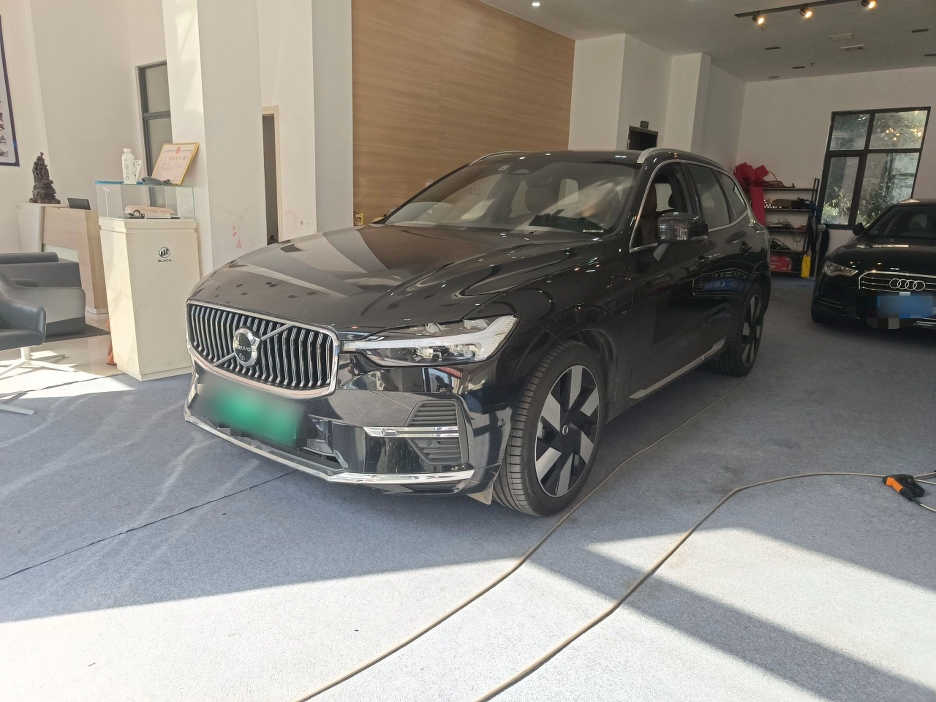 Под передней частью автомобиля
