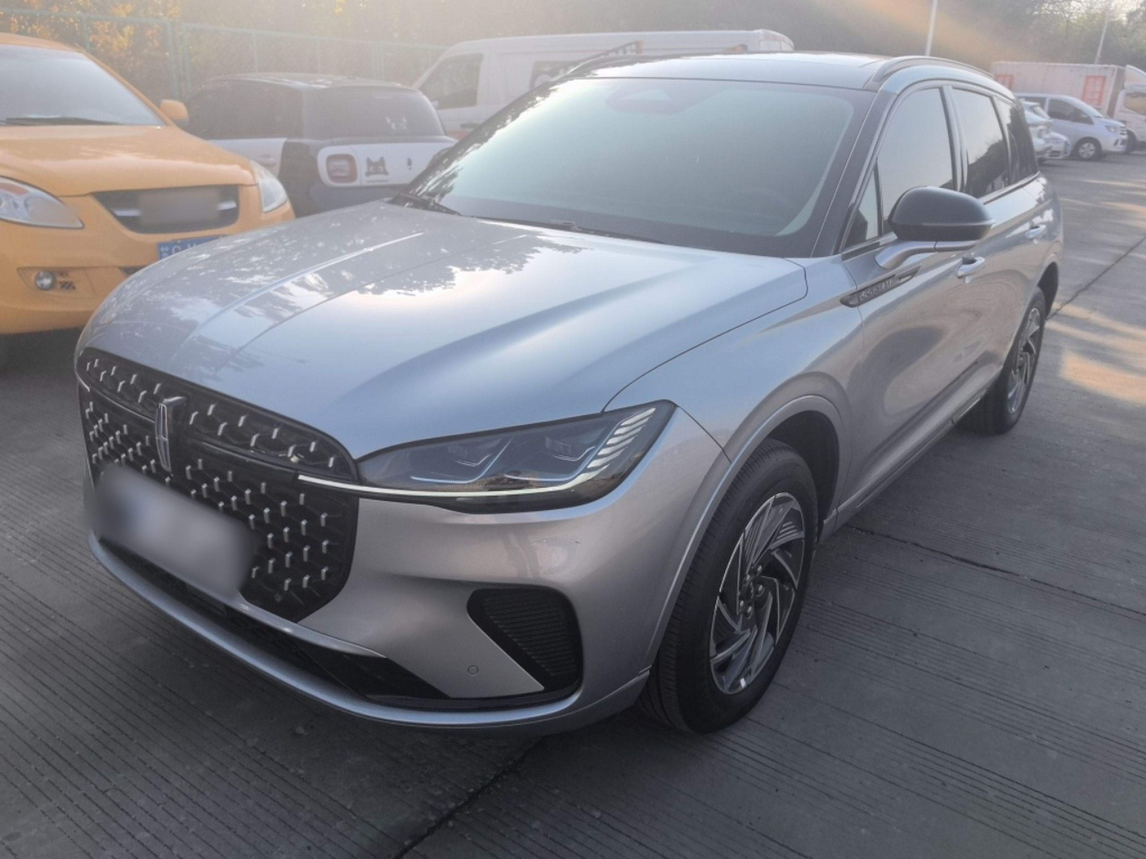 Под передней частью автомобиля