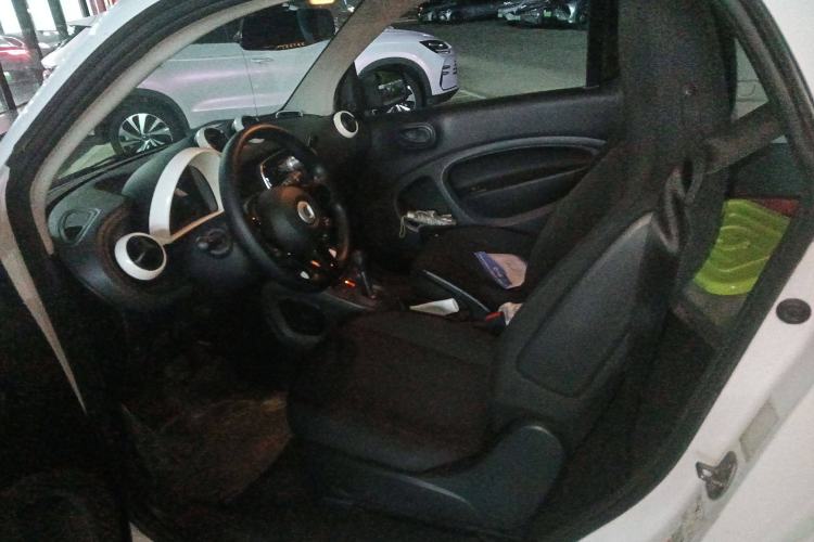 Used smart fortwo 2015 1.0L 52 kW hardtop Dynamic version
